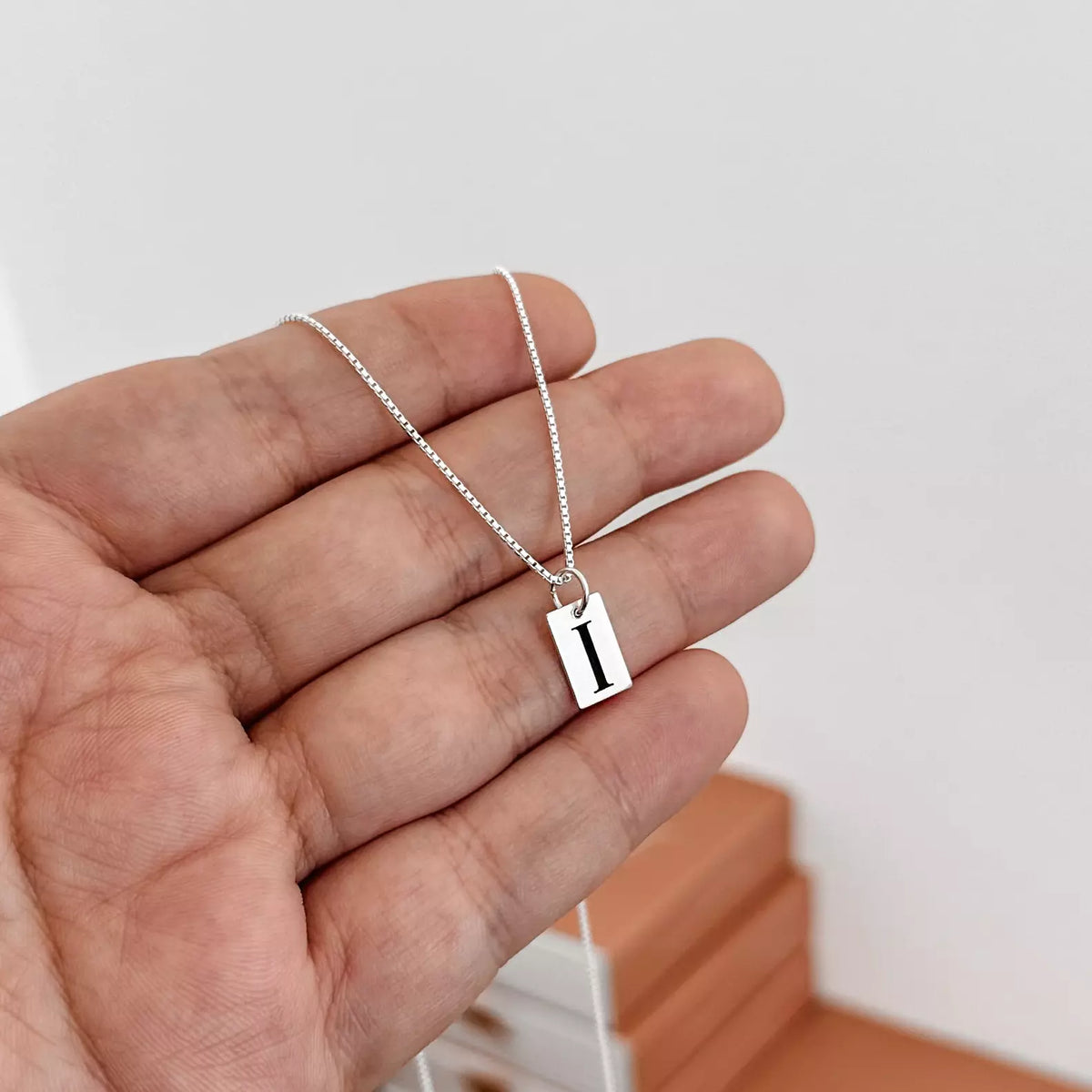 Colar Pingente Letra Inicial Retangular